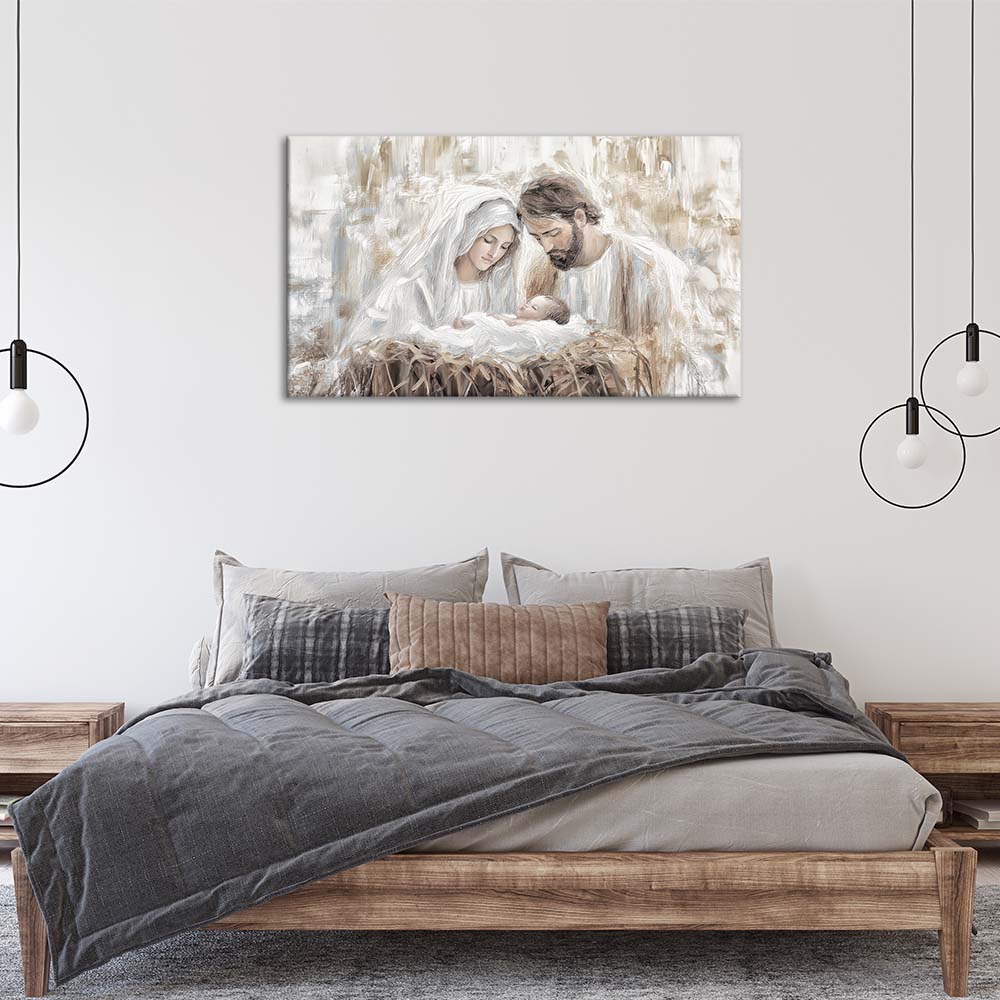 Quadro materico della Sacra Famiglia in toni chiari, appeso centrato sopra letto in camera da letto moderna con testiera in legno e biancheria grigia.