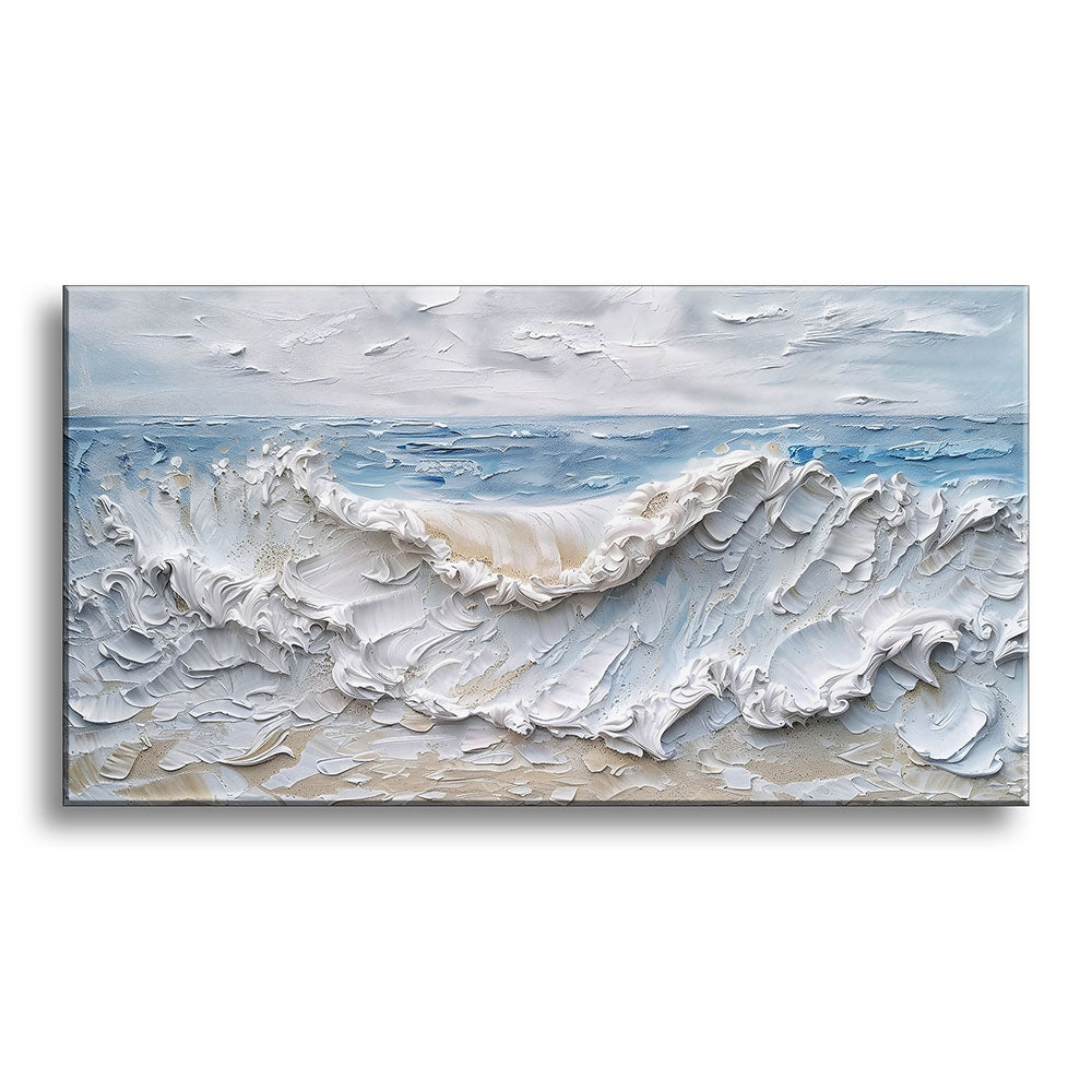 Vista frontale quadro materico marino con grande onda in rilievo bianco e azzurro, creste spesse e sabbia beige, orizzonte blu sotto cielo nuvoloso.