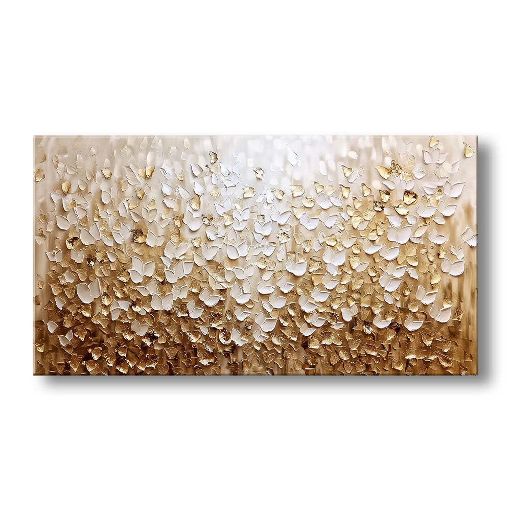 Quadro materico astratto con petali in rilievo bianchi e oro su sfondo beige, effetto sfumato e texture luminosa