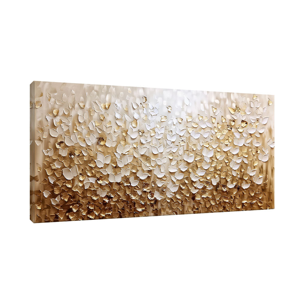 Vista laterale di quadro materico con petali bianchi e dettagli oro in rilievo, tela spessa e texture sfumata beige-oro