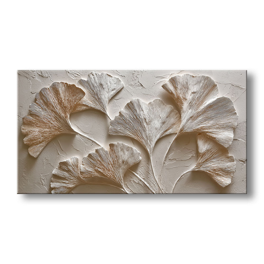 Quadro materico con foglie di ginkgo in rilievo bianco e oro su fondo beige spatolato, vista frontale.