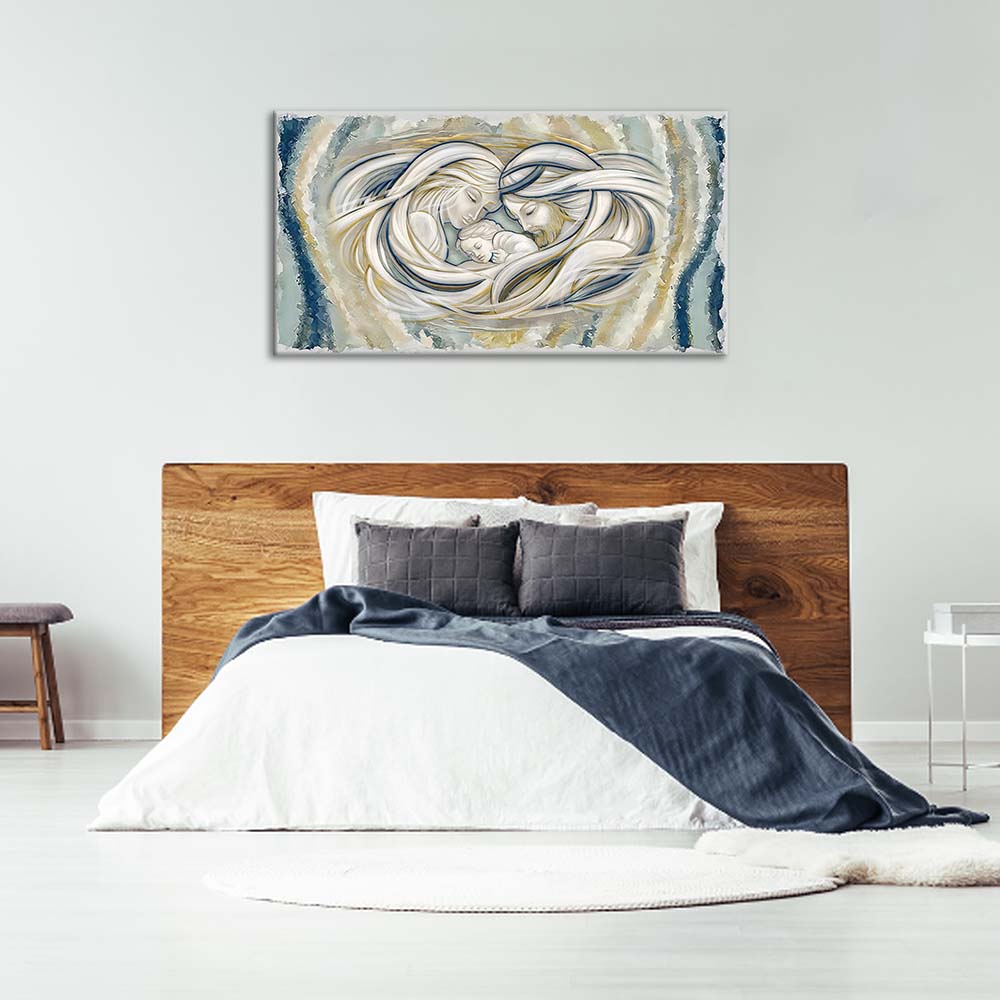 Quadro materico della Sacra Famiglia con linee blu e oro, appeso sopra letto con testiera in legno, cuscini grigi e coperta blu scuro.