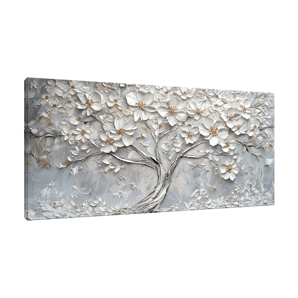 Vista laterale del quadro materico: albero in fiore con petali bianchi in rilievo e tocchi dorati su texture grigio perla.