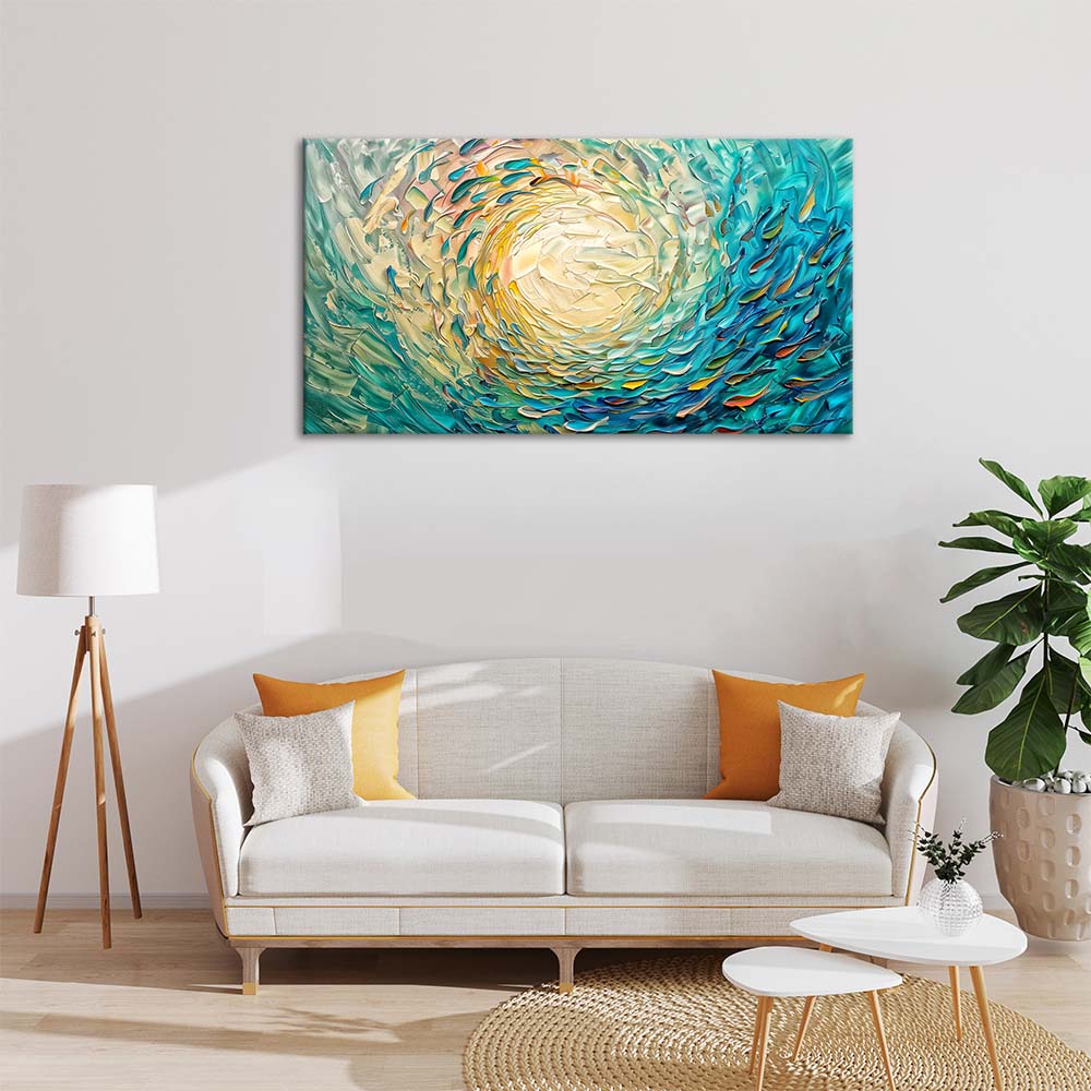 Quadro materico con vortice marino astratto appeso sopra divano chiaro in soggiorno moderno, lampada a stelo e pianta laterale.