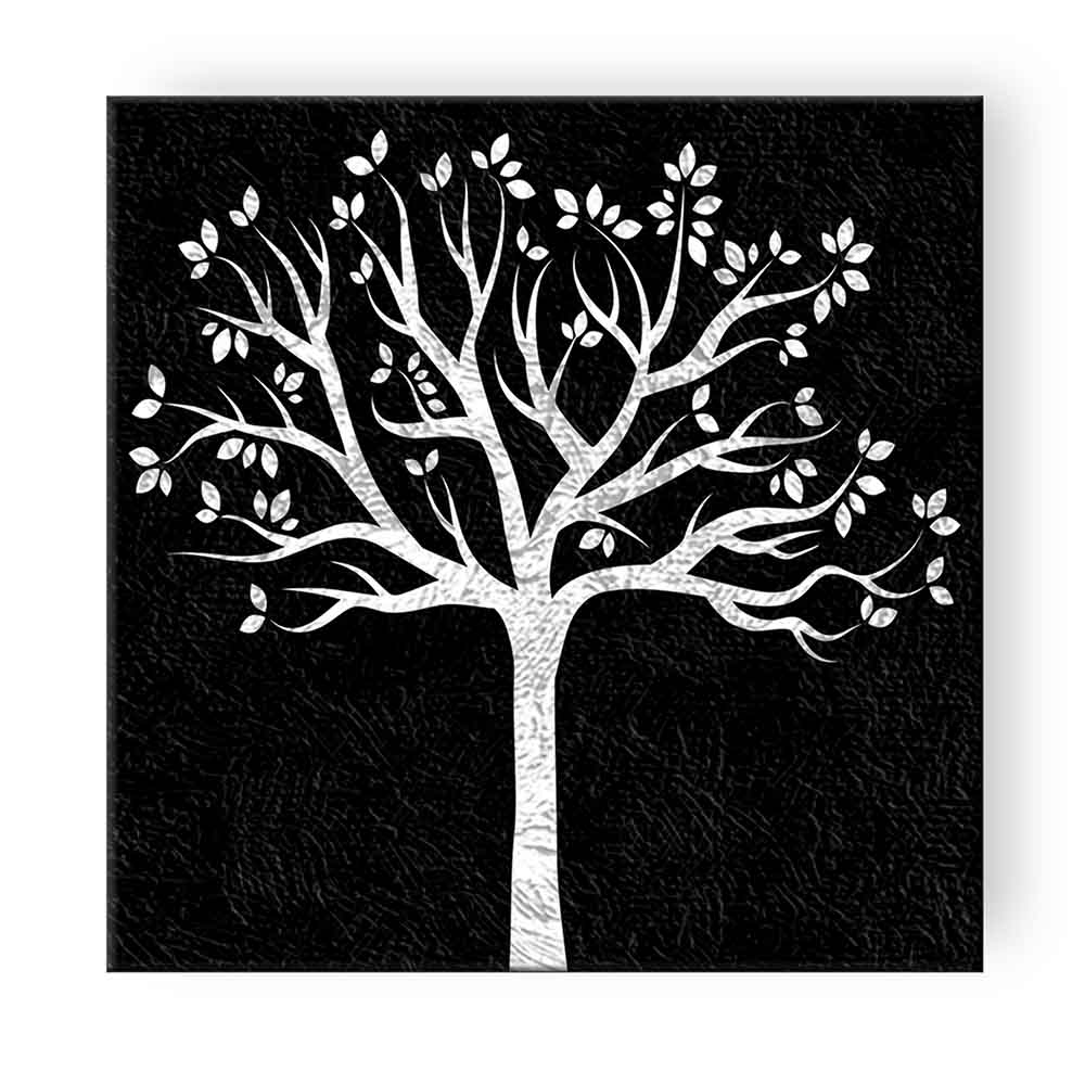 Quadro su tela con albero bianco a rami intrecciati e foglie sagomate su sfondo nero con texture ruvida, dal forte impatto visivo e contrasto cromatico.