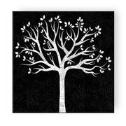 Quadro su tela con albero bianco a rami intrecciati e foglie sagomate su sfondo nero con texture ruvida, dal forte impatto visivo e contrasto cromatico.