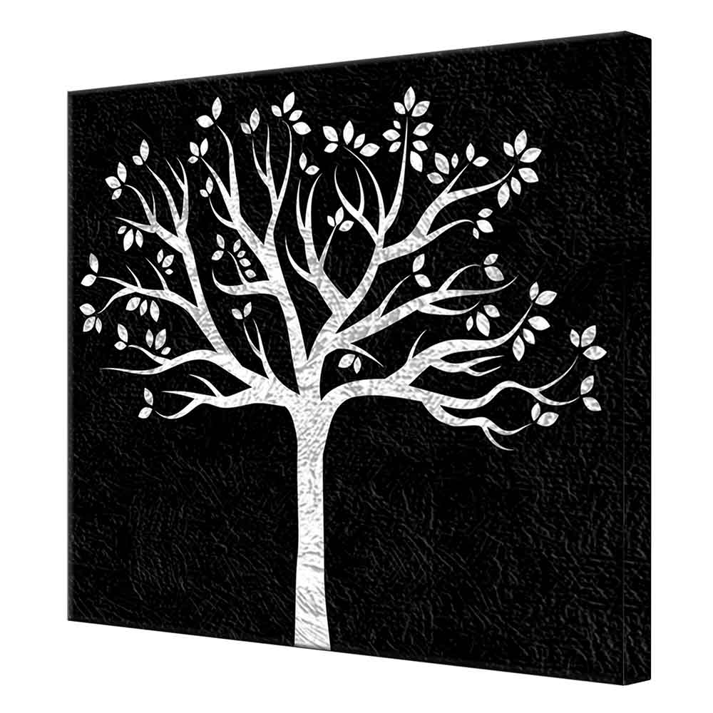 Quadro su tela visto lateralmente con decoro di albero bianco su fondo nero testurizzato, dai rami curvi e chioma ricca di foglie stilizzate.