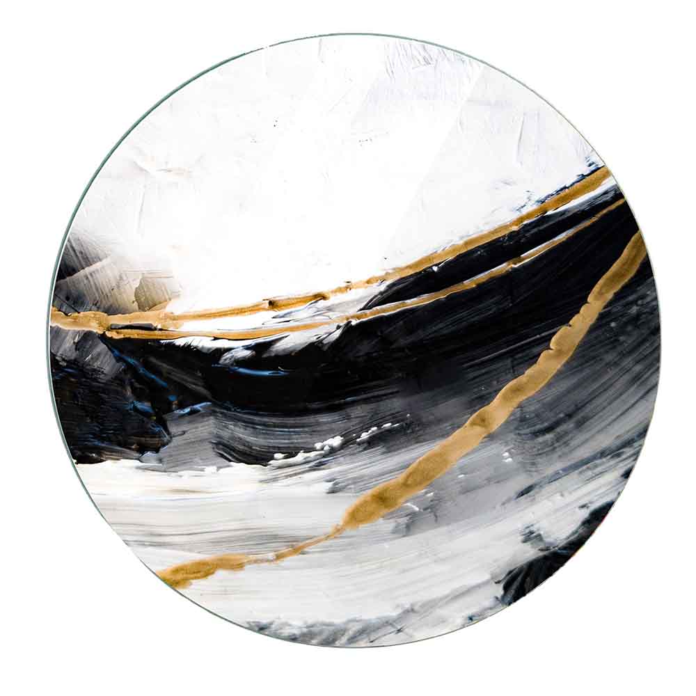 Sottopentola in vetro con motivo a onde nere su sfondo chiaro, dallo stile elegante e contemporaneo.