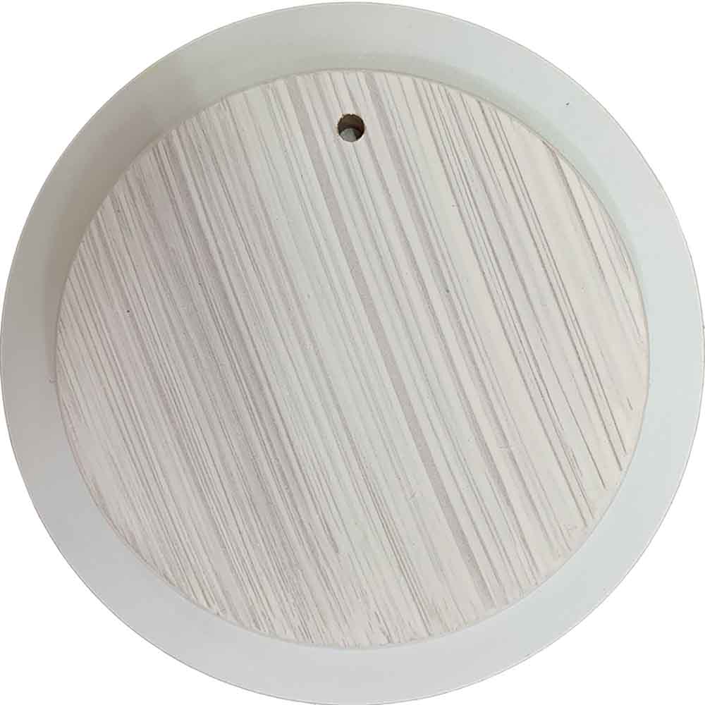 Retro del sottopentola in vetro con base in legno chiaro, garantisce stabilità e sicurezza sulla tavola. Foro in alto per appenderlo al muro.