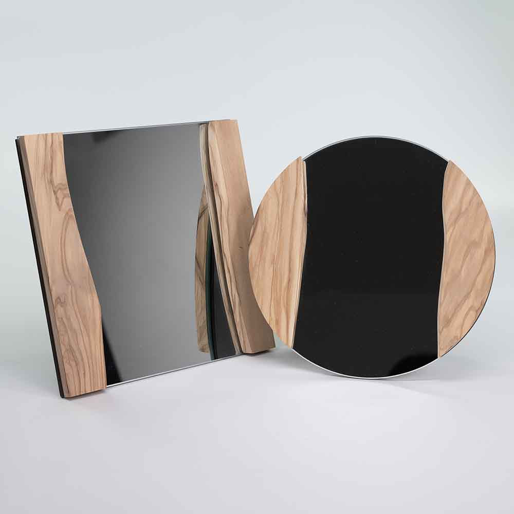 Specchi da tavolo con cornice in ulivo, a sinistra quadrato e a destra rotondo, con forme uniche e finiture naturali che esaltano il legno.