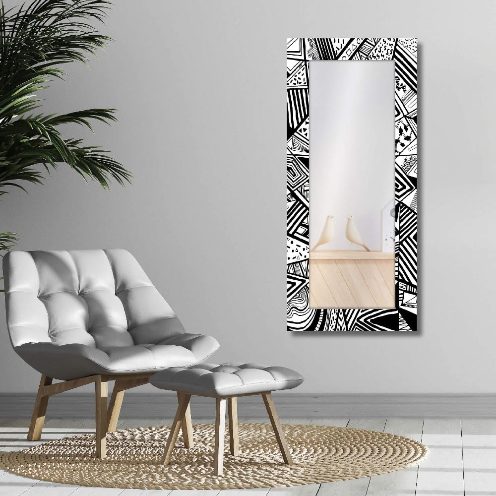 Specchio ingresso design con cornice decorata bianco e nero su pareti chiare