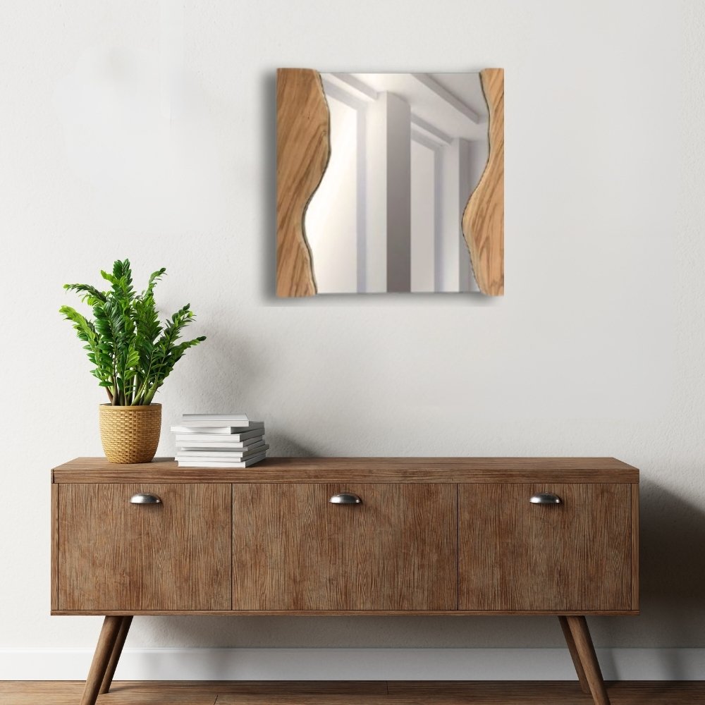 Specchio da parete quadrato in legno d’ulivo appeso su parete chiara in ingresso moderno con arredi naturali