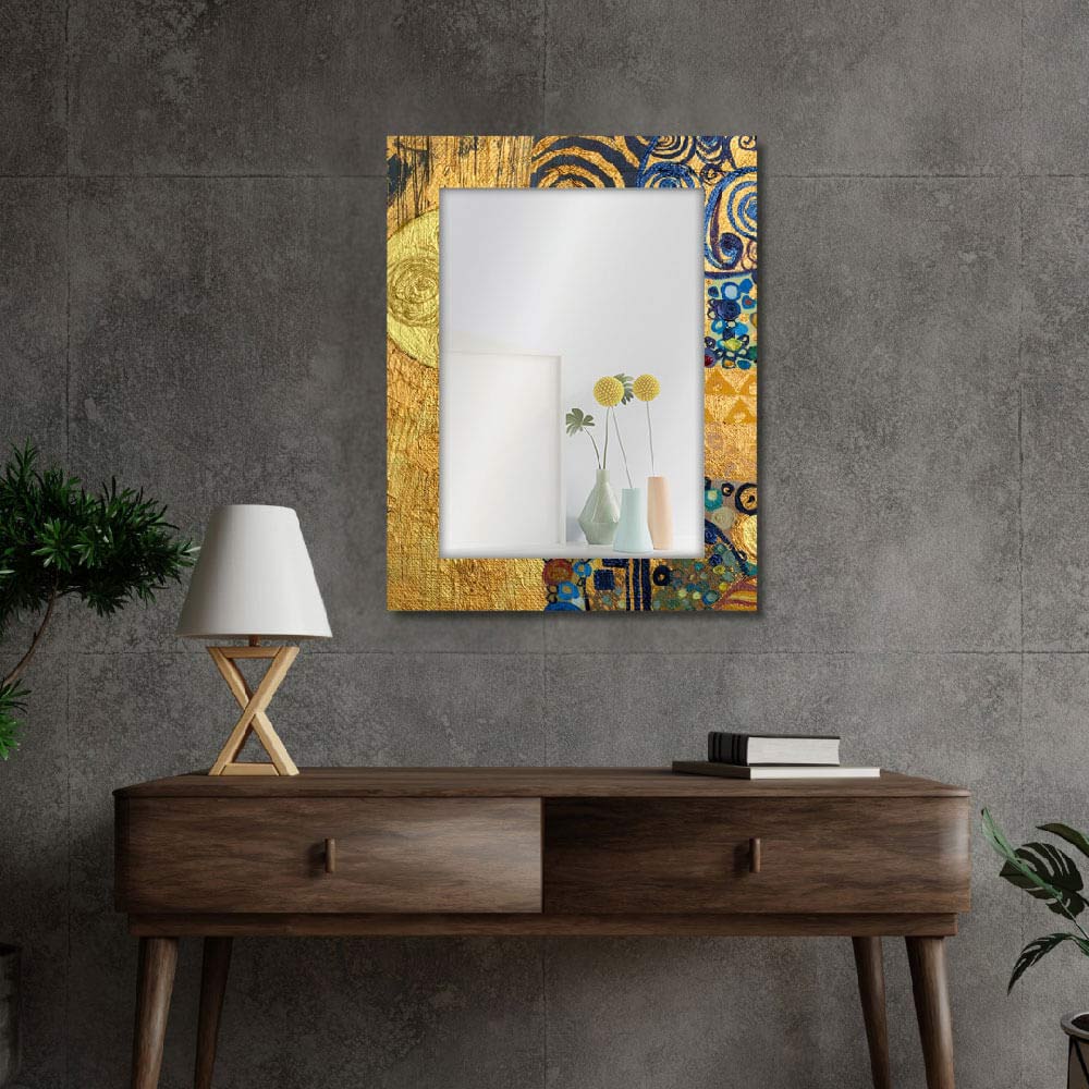 Specchio moderno da muro Klimt Gold montato in verticale su parete scura