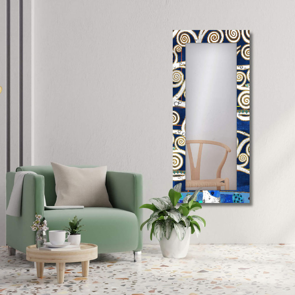 Specchio lungo da parete con cornice ispirata all'Albero della Vita in soggiorno moderno