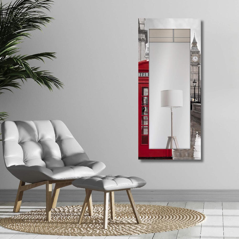 Specchio lungo da parete con cornice decorativa rossa Londra Telephone Box in un soggiorno con pareti chiare