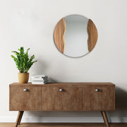 Specchio da parete rotondo in legno d’ulivo appeso su parete chiara in ingresso moderno con arredi naturali