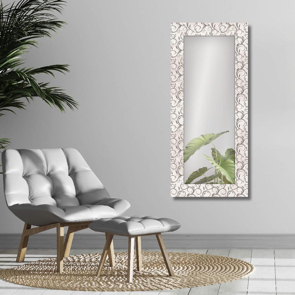 Specchio da parete lungo Steli con cornice decorata chiara ambientata in un salotto moderno