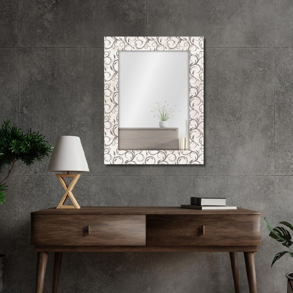 Specchio da parete Steli con cornice decorata chiara ambientata in un ingresso moderno