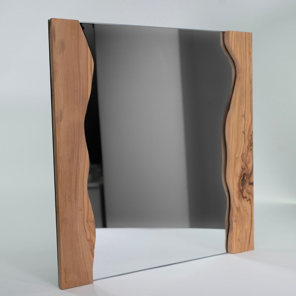 Specchio quadrato con elementi in ulivo, con superficie riflettente nitida e struttura solida dal fascino naturale