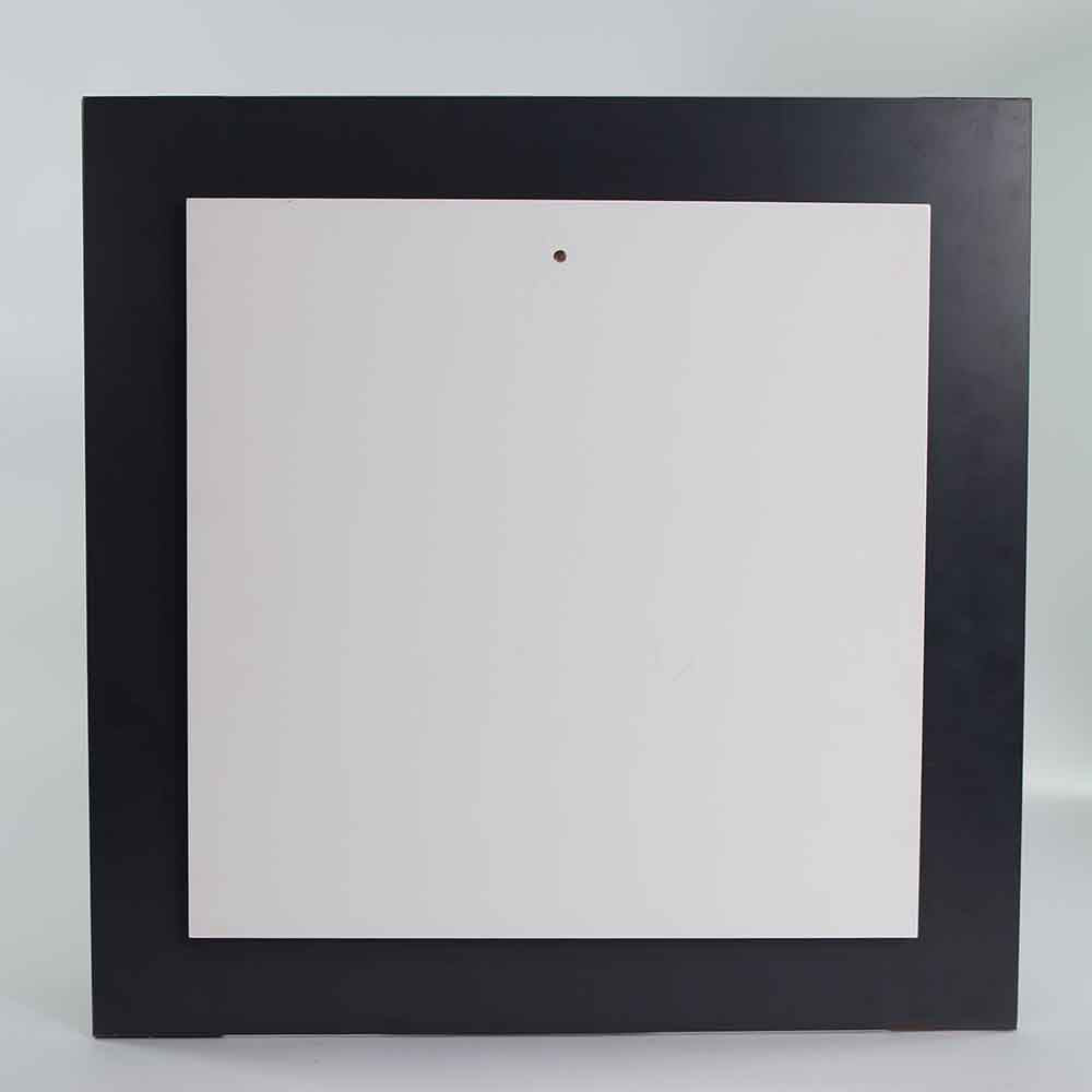 Retro dello specchio in ulivo quadrato con pannello di supporto, mostrando la struttura robusta e il foro per l'installazione a parete.