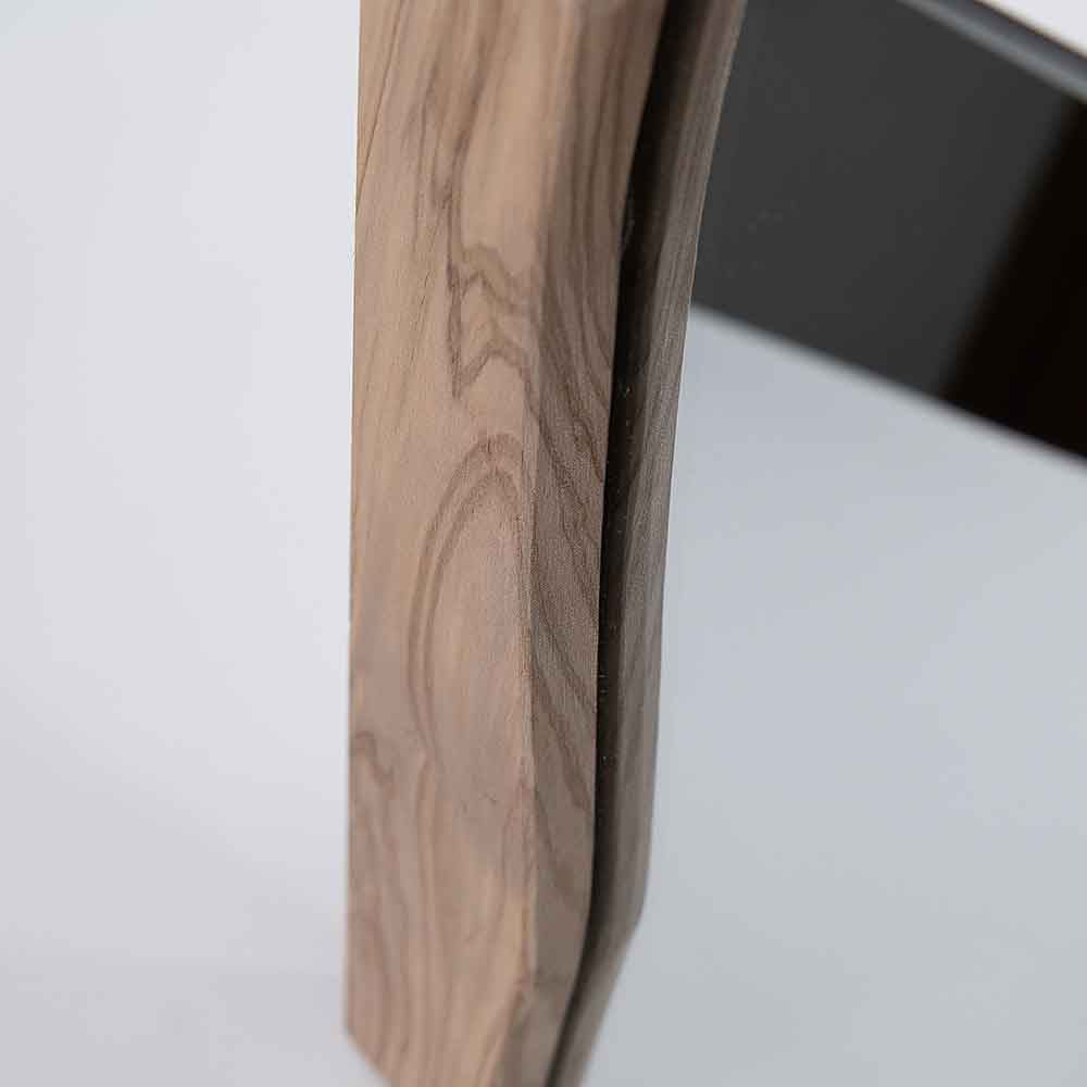 Angolo dello specchio in ulivo con focus sulla cornice sagomata, caratterizzata da venature uniche e superficie levigata.