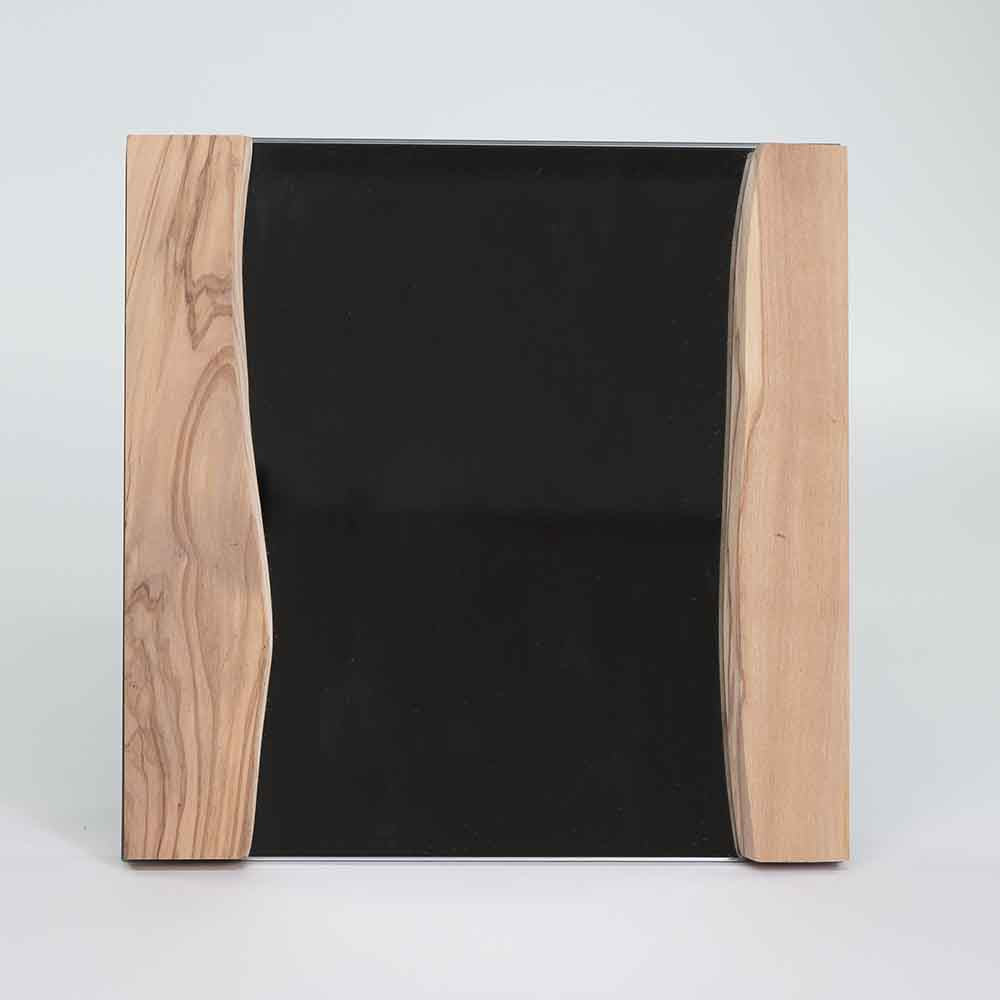 Specchio quadrato con cornice in ulivo, dalle linee irregolari che seguono le naturali forme del legno, donando unicità.