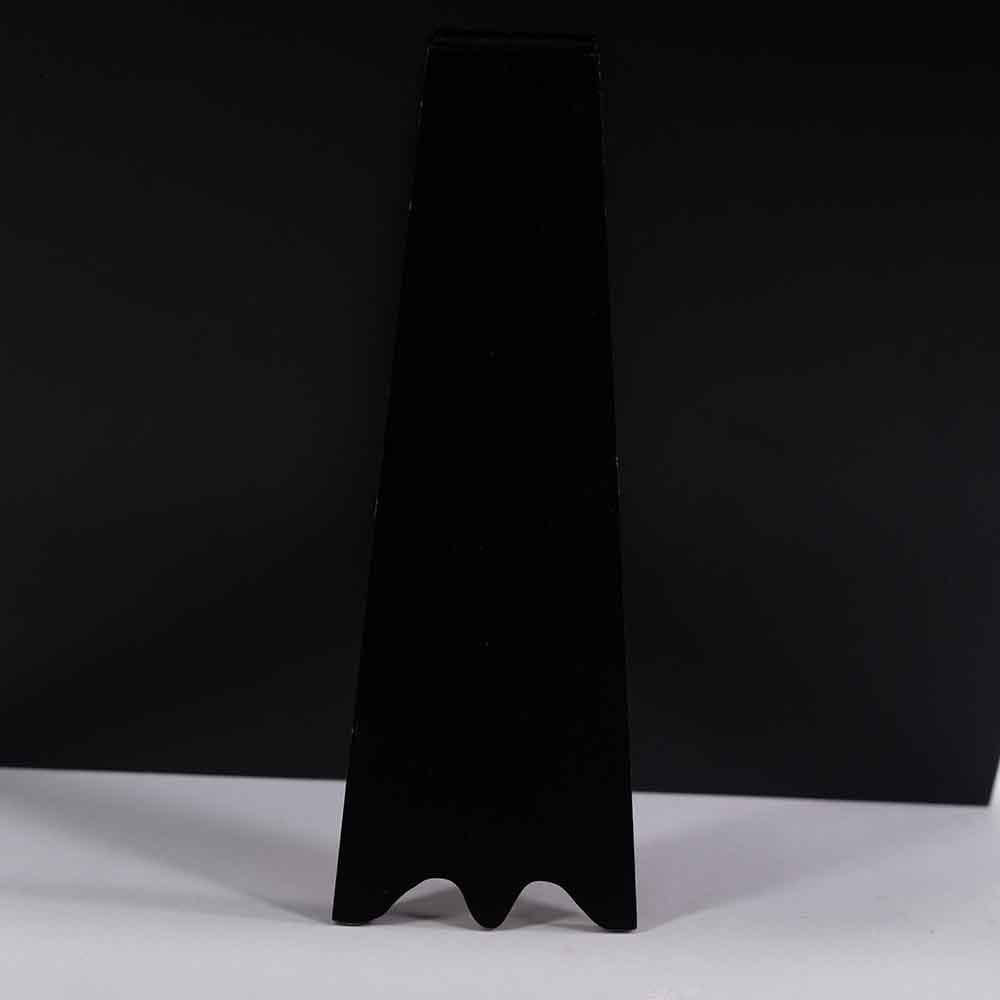 Dettaglio del piedino di supporto dello specchio in ulivo , con base stabile e struttura solida per un perfetto equilibrio.