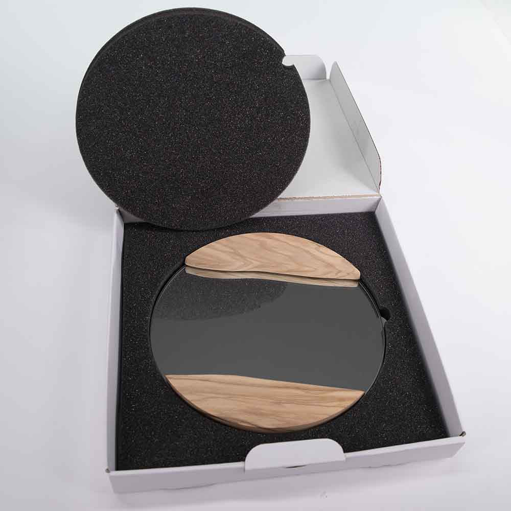 Specchio rotondo in ulivo confezionato in scatola con protezione in spugna per garantire sicurezza durante il trasporto.