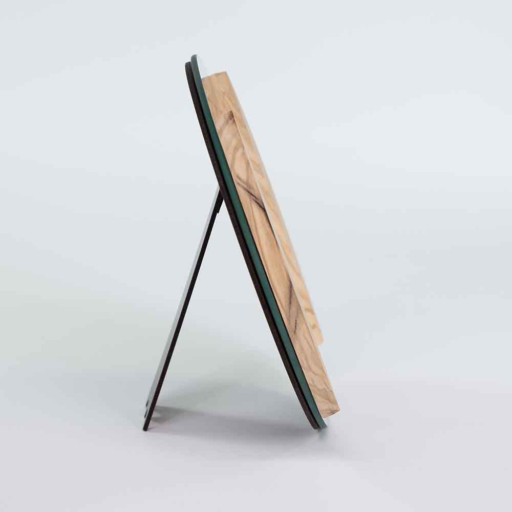 Profilo dello specchio rotondo con dettagli sulla cornice in ulivo, evidenziando la qualità del legno e la finitura liscia.