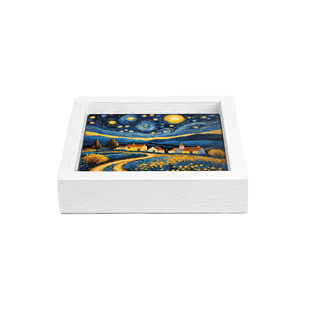 Svuotatasche bianco con paesaggio notturno, cielo stellato vorticoso e case colorate tra campi e colline, vista frontale.