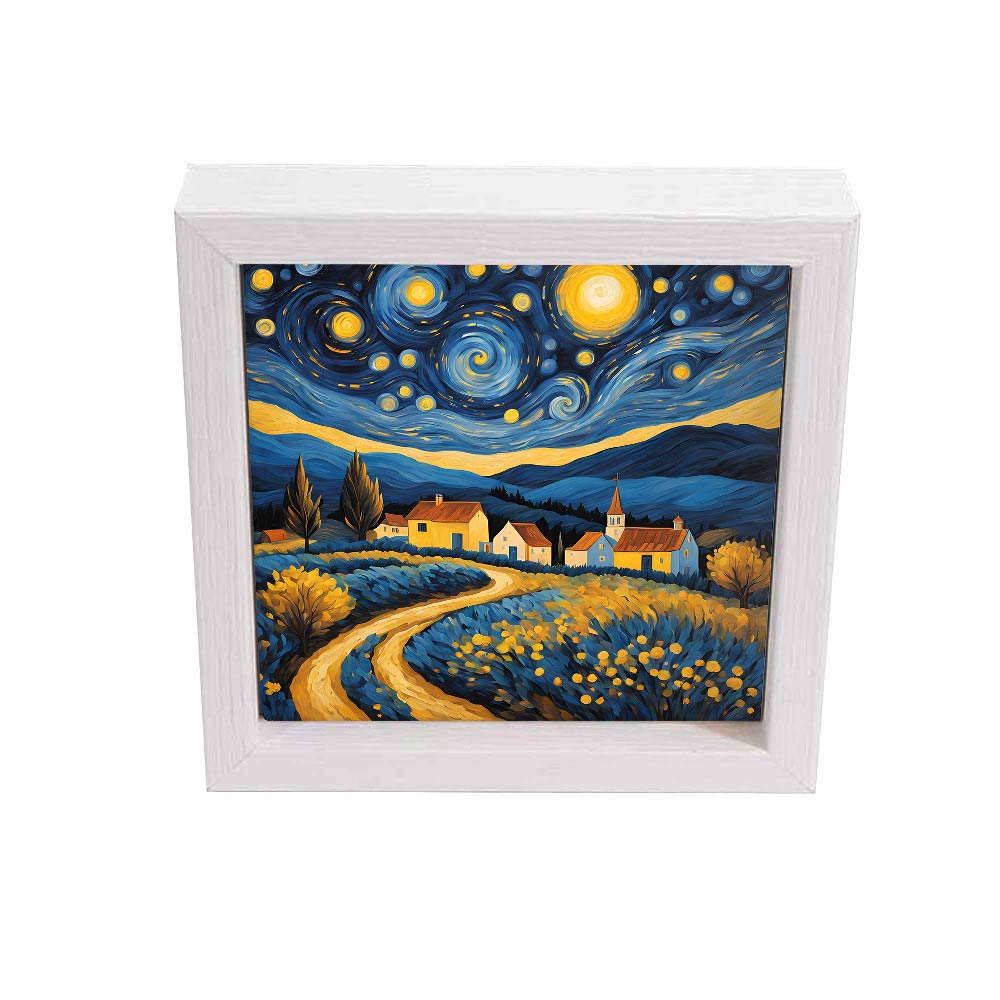 Svuotatasche bianco con decoro cielo stellato, villaggio illuminato e sentiero tra colline, vista frontale.