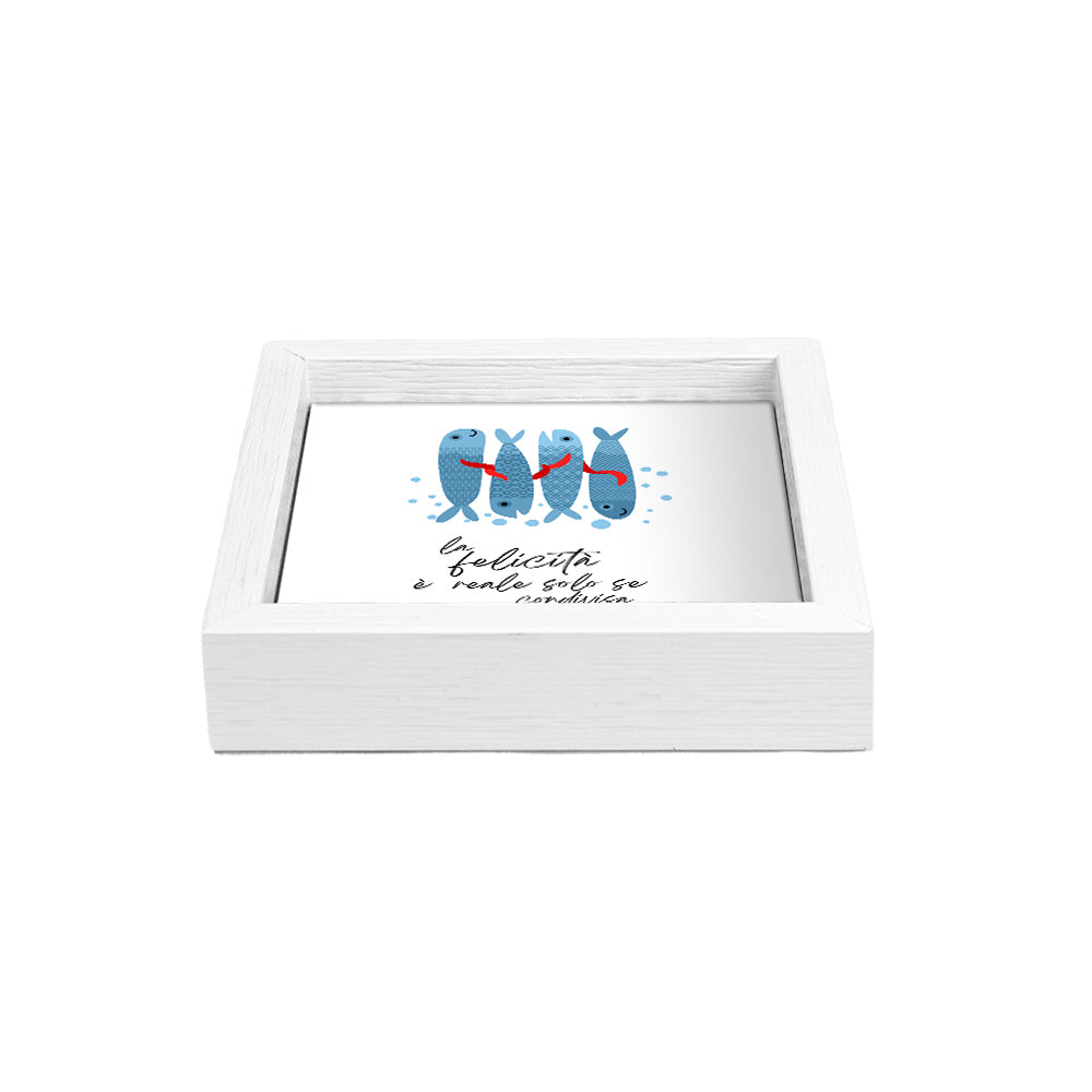 Svuotatasche bianco con illustrazione di pesci blu uniti da nastri rossi e scritta motivazionale, vista frontale.