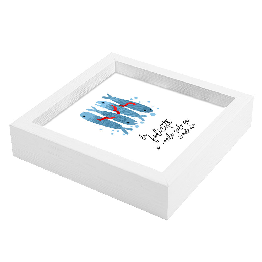 Svuotatasche bianco decorato con pesci stilizzati legati da nastri rossi su fondo chiaro, con frase ispirazionale, vista laterale.