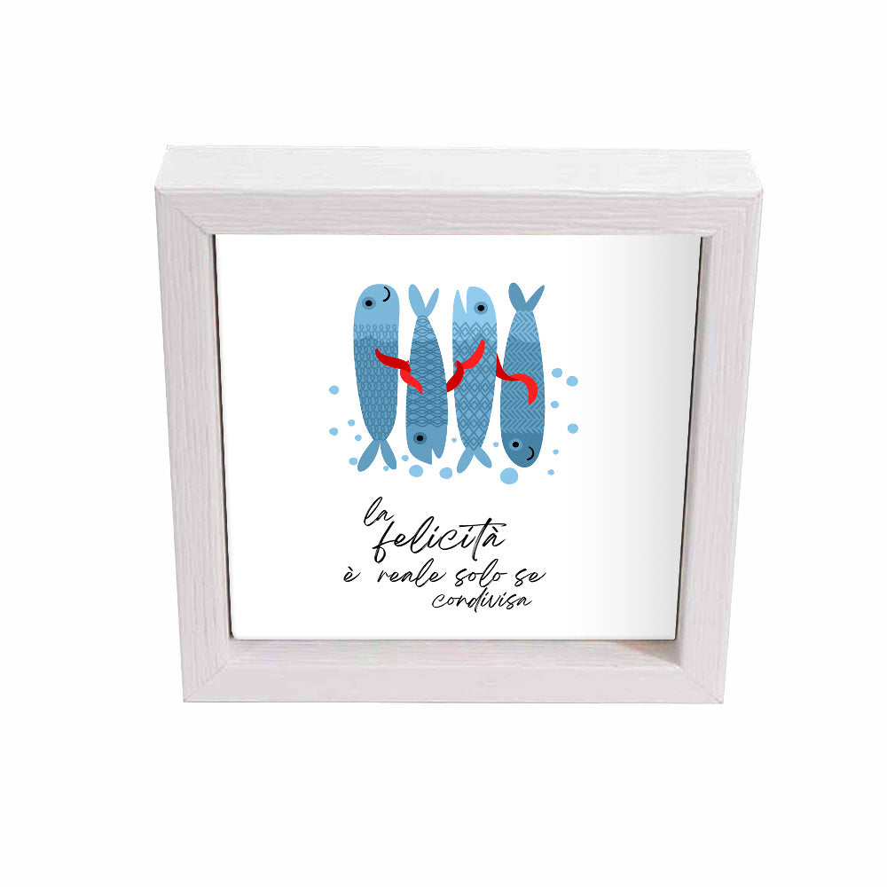 Svuotatasche bianco con decoro di pesci blu e frase “La felicità è reale solo se condivisa”, in vista frontale.