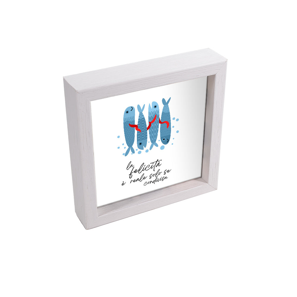 Svuotatasche bianco con quattro pesci blu legati da nastri rossi e frase “La felicità è reale solo se condivisa”, vista laterale.
