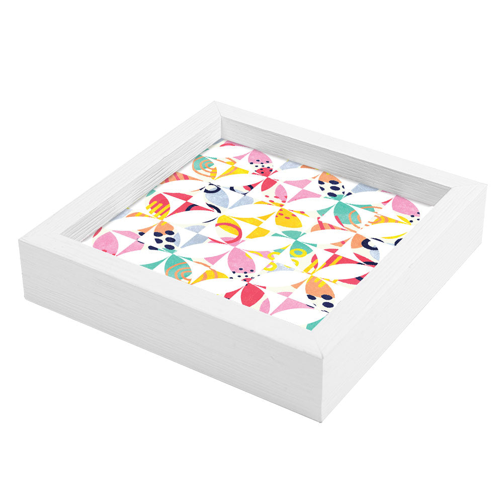 Svuotatasche bianco con motivo di fiori stilizzati in colori pastello e forme geometriche, ripreso lateralmente.