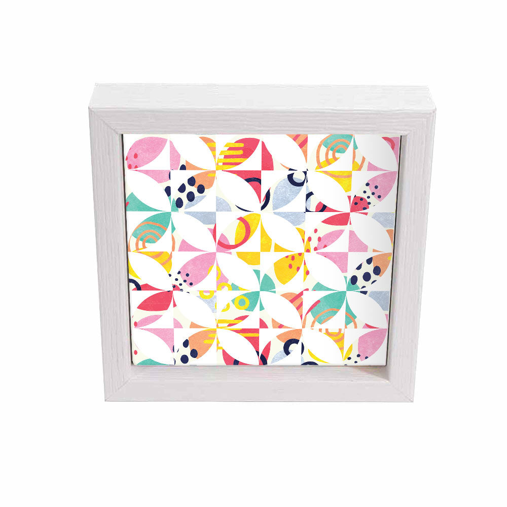 Svuotatasche bianco decorato con pattern floreale astratto multicolore, dettagli vivaci su sfondo chiaro, vista frontale.