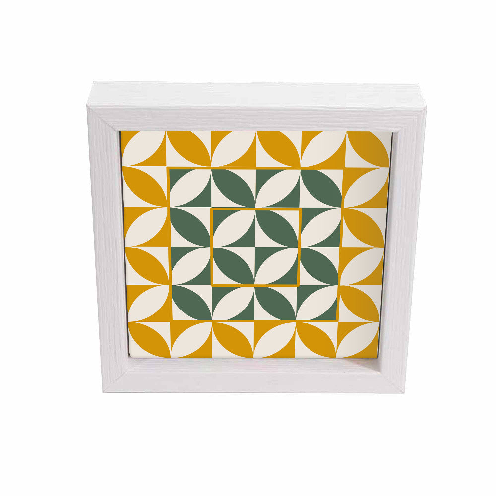 Svuotatasche bianco con disegno geometrico a petali stilizzati in giallo e verde su sfondo bianco, visto frontalmente.