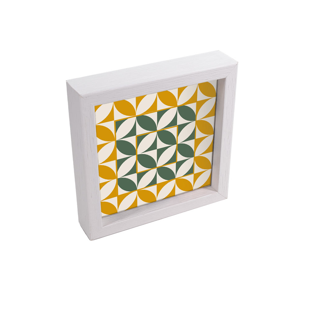 Svuotatasche bianco con motivo geometrico armonico, cerchi e petali verdi e senape su fondo bianco, vista laterale.