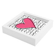 Svuotatasche bianco con decoro grafico a cuore rosa e scritte calligrafiche nere “l’amour”, ripreso lateralmente.