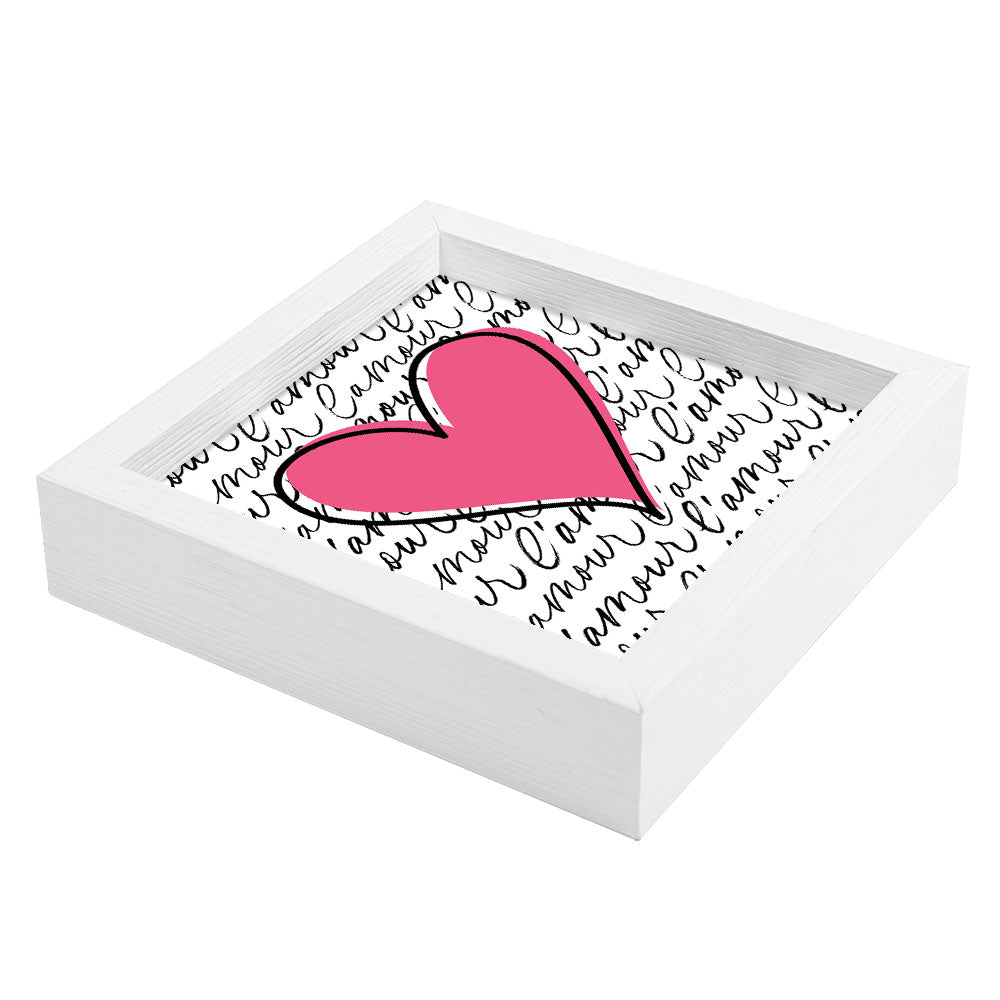 Svuotatasche bianco con decoro grafico a cuore rosa e scritte calligrafiche nere “l’amour”, ripreso lateralmente.