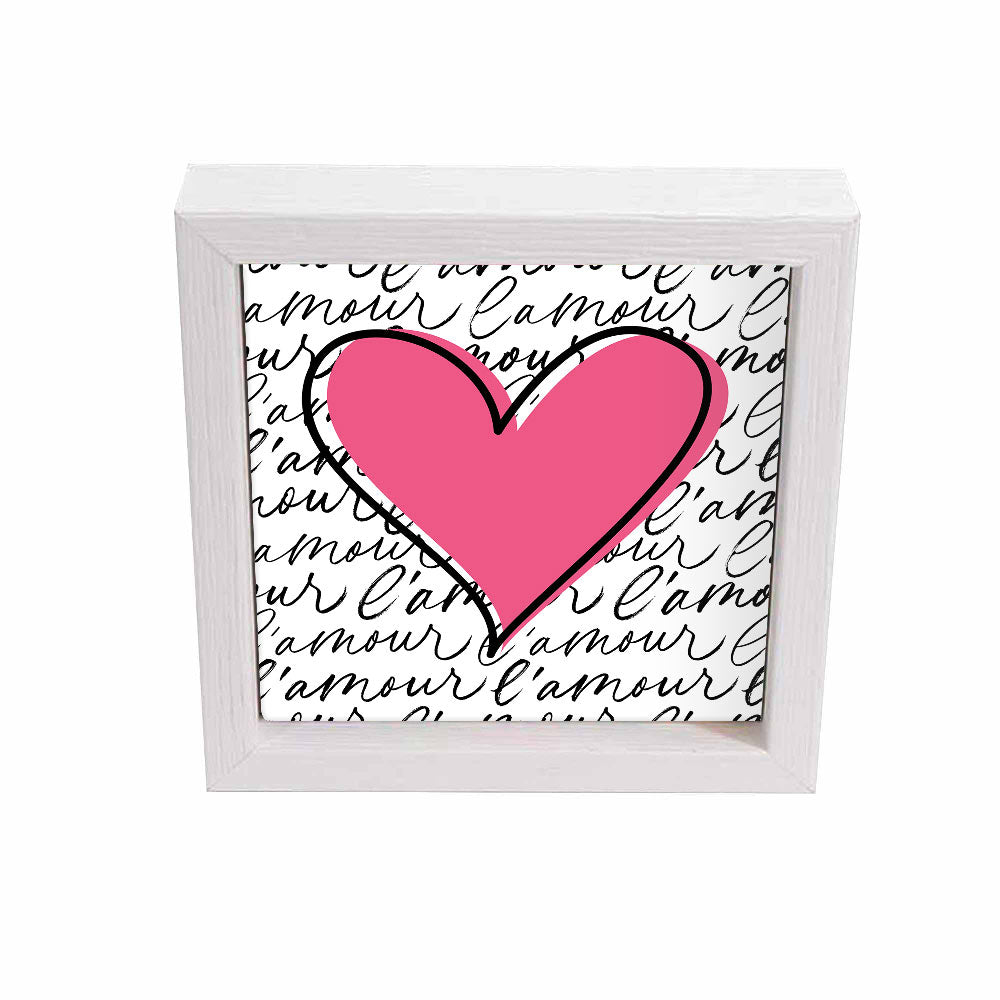 Svuotatasche bianco con illustrazione di cuore rosa e sfondo con testo “l’amour” ripetuto in corsivo, vista frontale.