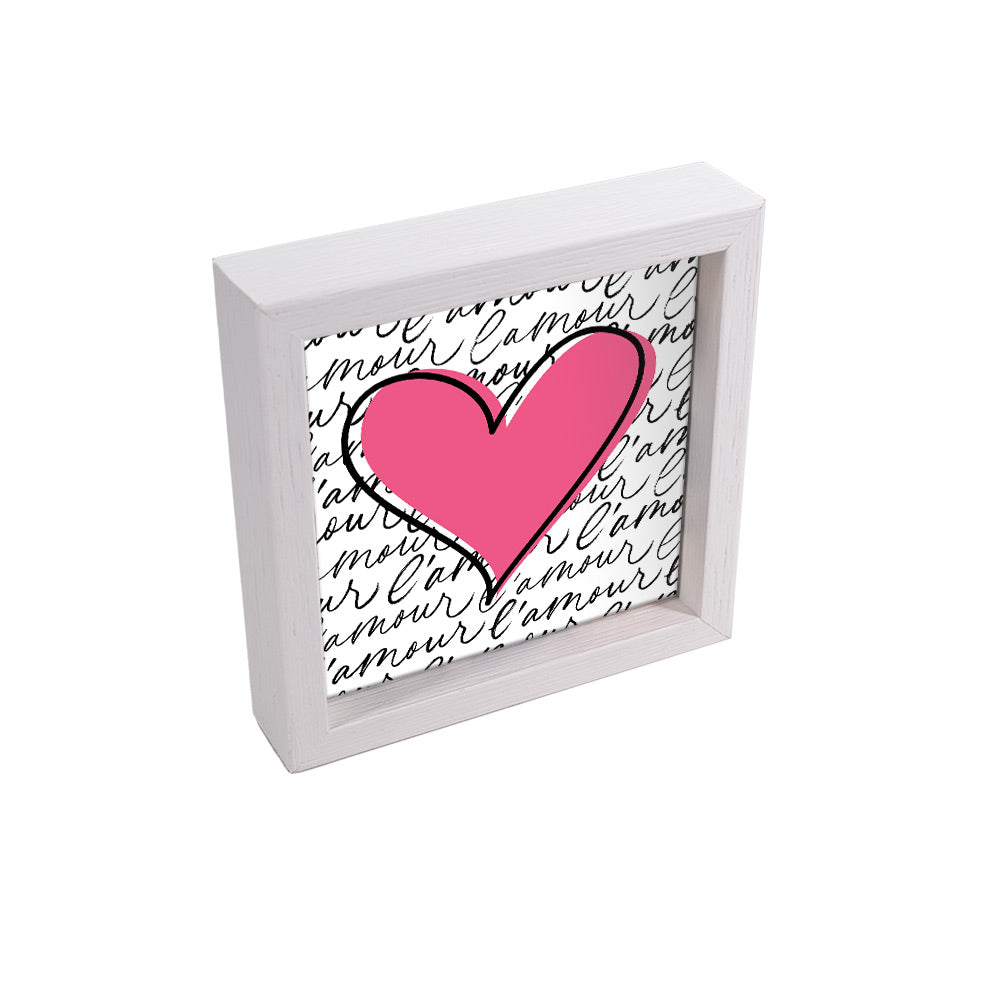 Svuotatasche bianco con grande cuore rosa al centro su sfondo con scritta “l’amour” ripetuta, vista laterale.