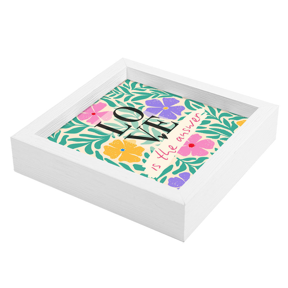 Svuotatasche bianco decorato con testo ispirazionale tra fiori rosa, viola, gialli e foglie verdi, vista laterale.