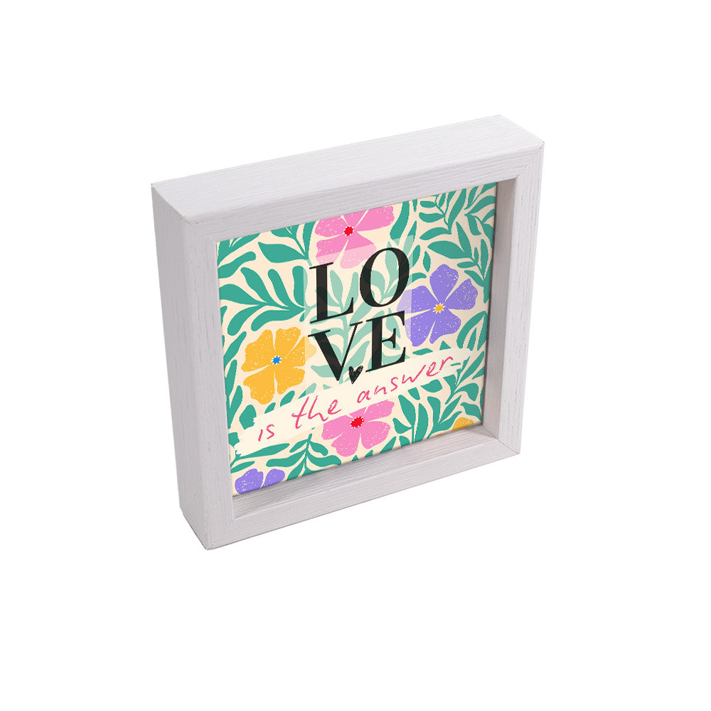 Svuotatasche bianco con decoro floreale e scritta motivazionale nera e rosa su fondo verde con rami, vista laterale.