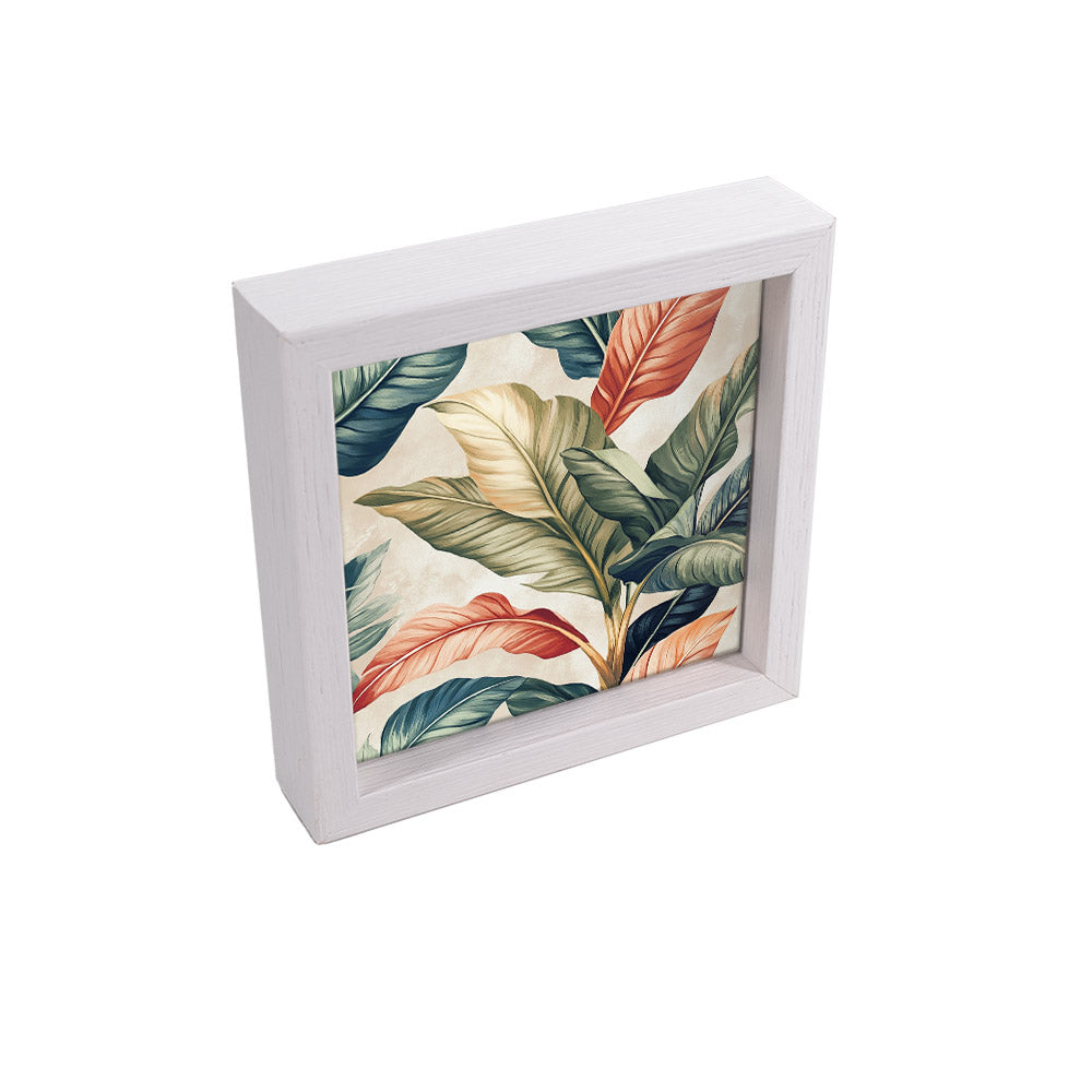 Svuotatasche bianco con foglie tropicali verdi, senape e corallo in stile acquarello su fondo chiaro, vista laterale.