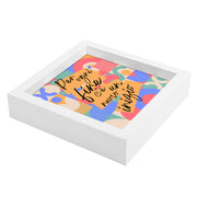 Svuotatasche bianco con sfondo grafico astratto e testo ispirazionale, ideale per ambienti moderni, visto lateralmente.