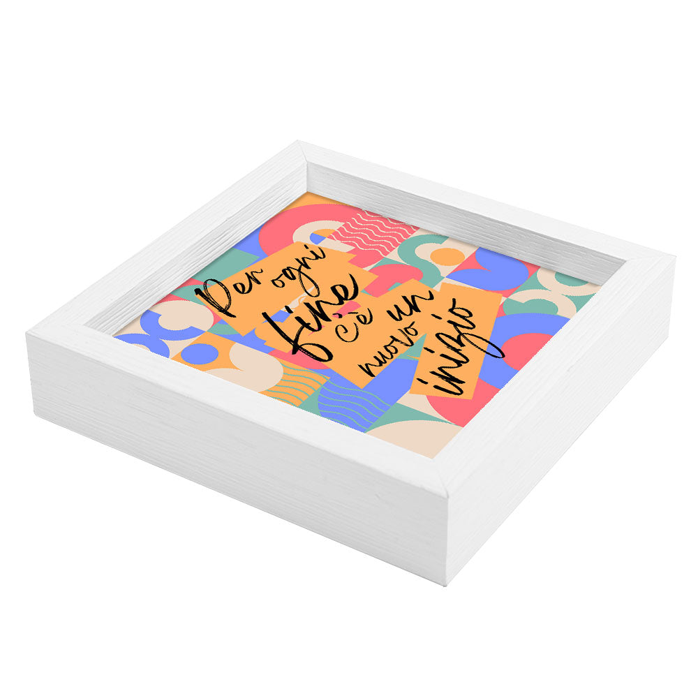 Svuotatasche bianco con sfondo grafico astratto e testo ispirazionale, ideale per ambienti moderni, visto lateralmente.