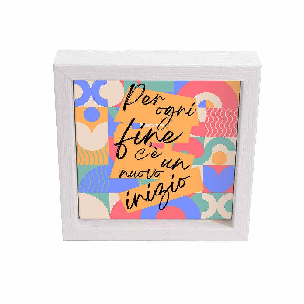 Svuotatasche bianco con decoro colorato e frase “Per ogni fine c’è un nuovo inizio” in calligrafia nera, vista frontale.