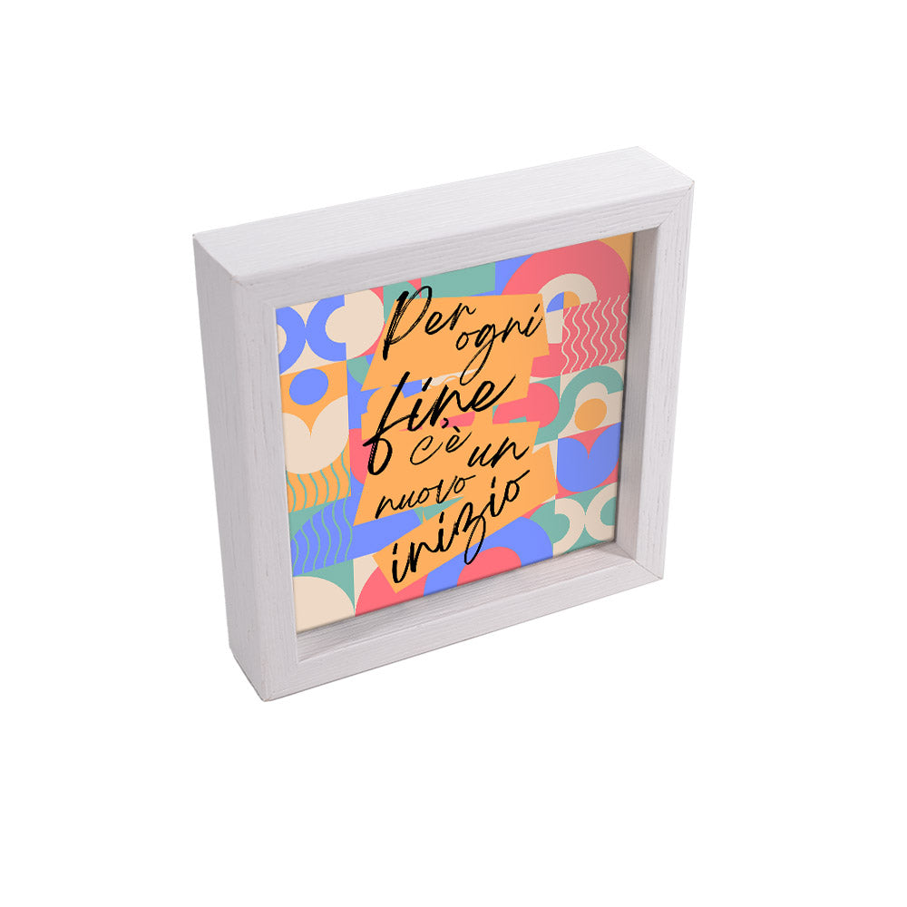 Svuotatasche bianco con scritta “Per ogni fine c’è un nuovo inizio” su sfondo astratto multicolore, vista laterale.